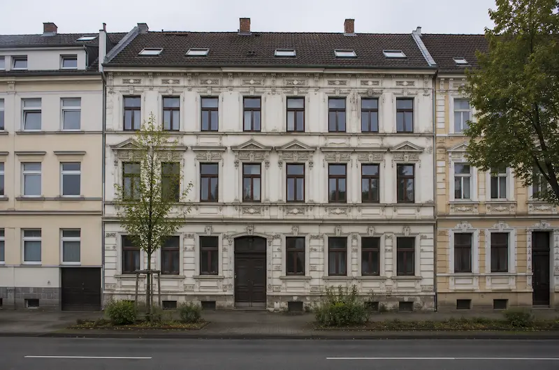 Zwangsversteigerung Kfz-Stellplatz (Tiefgarage), Eigentumswohnung (1 bis 2 Zimmer) in Mülheimer Straße 125, 51469 Bergisch Gladbach, Gronau – ZVG Portal