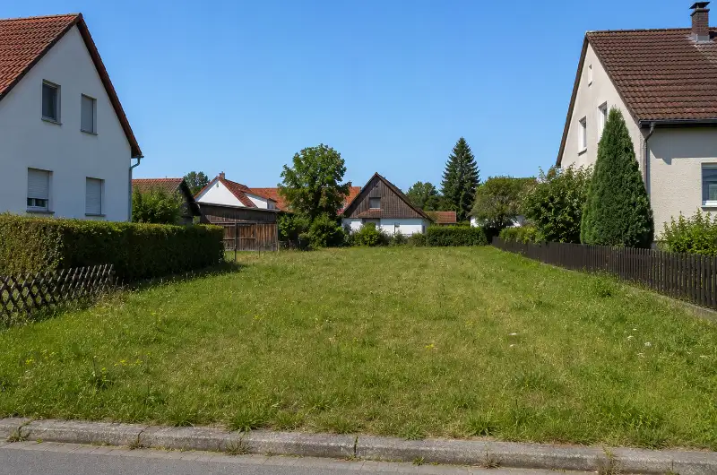 Zwangsversteigerung Grundstück mit 2 Wohnblöcken in Südstraße 1-4; 5-8, 02929 Rothenburg/O.L., – ZVG Portal